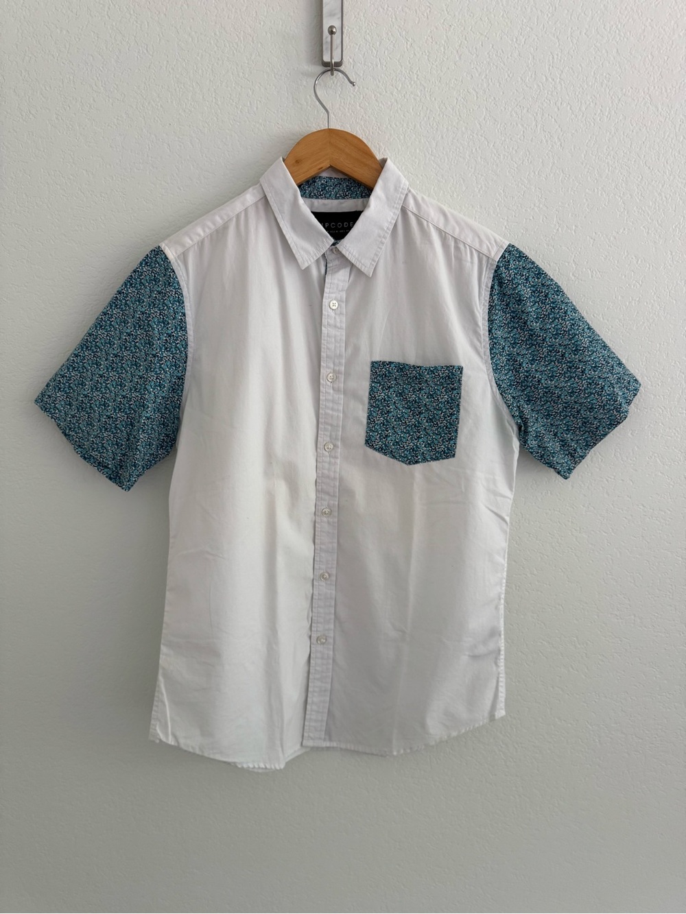 Men's Size M Zipcode Short Sleeve Button-Up Shirt with Blue Floral Sleeves